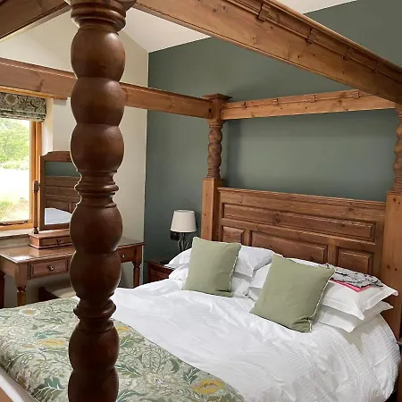 Grove Bed & Breakfast 4*